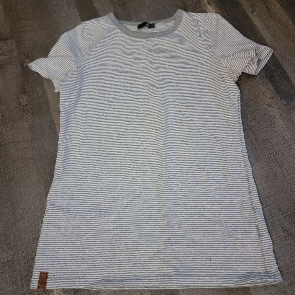 Ampersand Ave Tee size small